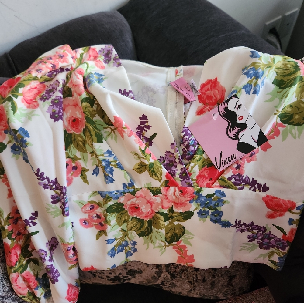 Micheline pitt size Large White floral affair bawdy top